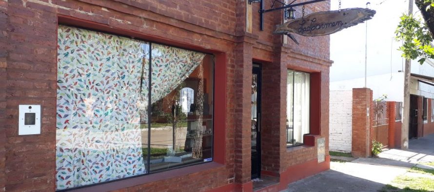 Vándalos atacaron el frente de un local comercial