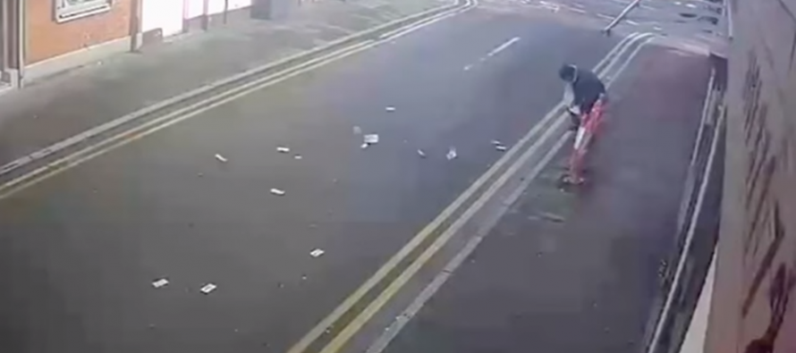 ¡Qué karma! Una ráfaga de viento le voló la plata que había robado