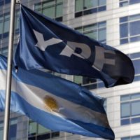 Ordenaron a la Argentina entregar el 51% de las acciones de YPF a los beneficiarios del juicio por la expropiación