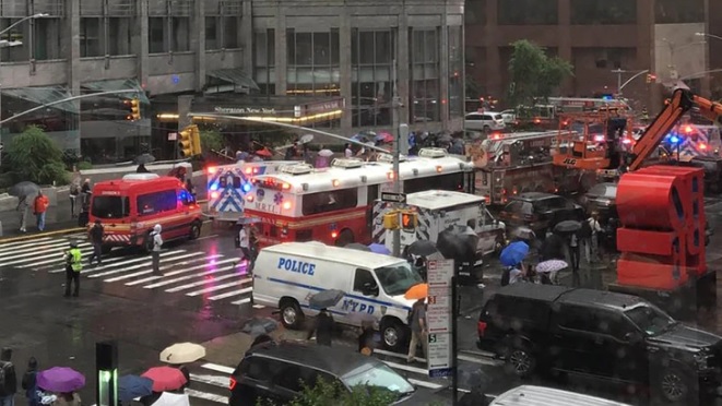 El accidente ocurrió en pleno Manhattan. La policía indicó que la aeronave debió realizar un aterrizaje forzoso en medio de una intensa lluvia.