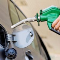 Bajó el precio de los combustibles: ¿Cuánto cuesta cargar nafta?