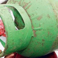Robó dos garrafas y al ver que vecinos lo vieron escapó