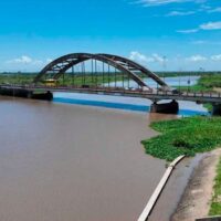 Un herido grave tras chocar dos motocicletas en el Puente Carretero
