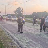 Un camión que transportaba vidrio volcó parte de su carga en Circunvalación Oeste