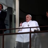 El papa Francisco saludó a los fieles y regresó al Vaticano