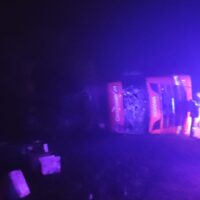 Un camión con queso tumbó en Manucho