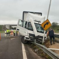 Un camionero se durmió y chocó el guardarrail de la ruta 168