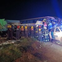 Tres muertos y más de 15 heridos tras un choque entre un micro y un camión en ruta 3