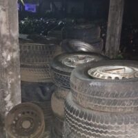Fueron descubiertos mientras robaban ruedas en el depósito de vehículos retenidos en Santa Fe