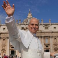 León XIV asumió el papado con un llamado a “construir un mundo donde reine la paz”