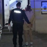 Detuvieron a un hombre que golpeaba los asientos, molestaba a otros pasajeros y hasta se puso a fumar en el colectivo