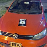 Tres ladrones armados robaron un auto; pero tras una persecución lo abandonaron en la vía pública