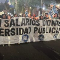 Multitudinaria marcha en favor de los universitarios en la ciudad de Santa Fe