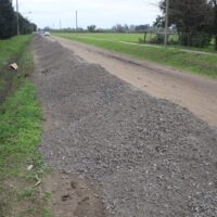 Caminos Productivos: se está ejecutando ripiado mejorando el acceso a la escuela N.º 37