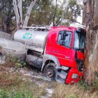 Fuerte choque de un camión lechero en ruta 4 cerca de Manucho