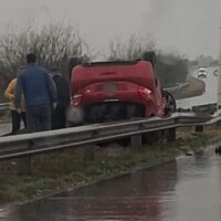 Automóvil volcó en circunvalación Oeste, ingreso a Santa Fe