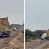 Dos camiones con containers se equivocaron de ruta, quedaron en el barro
