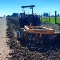 La Comuna de Llambi Campbell avanza con la reconstrucción del camino rural hacia Cabal