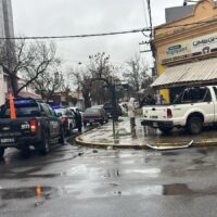 Una camioneta terminó incrustada en una ferretería de Santa Fe