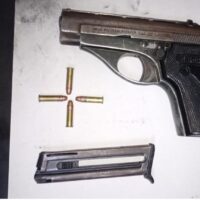 Mujer aprehendida con un arma y seis demorados en Santa Fe