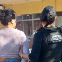 Intentó huir en moto y finalizó detenido junto con su hermana que agredió a la policía con un cuchillo