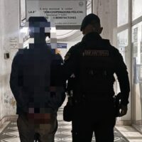 Detuvieron a un joven por sustraer una mesa y sillas de una heladería en Santa Fe