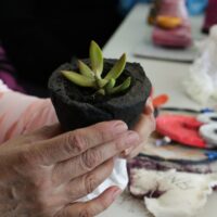 Verde Arte, un taller donde lo reciclado, la creatividad y la contención van de la mano