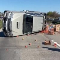 Accidente en la Circunvalación Oeste: una camioneta volcó y provocó corte total del tránsito