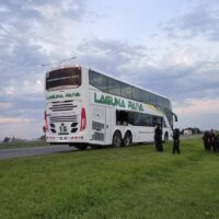 Balearon un colectivo con policías en plena autopista a Rosario