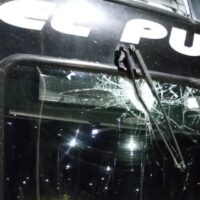 Agreden con una piedra a un colectivo en R70: hay un chofer herido