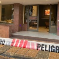Tensión en pleno Bulevar: un hombre se atrincheró tras una crisis, se autolesionó y fue trasladado al hospital Cullen