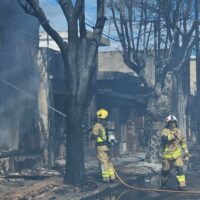 Explosión e incendio en Totoras: el fuego arrasó un galpón y obligó a evacuar viviendas