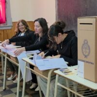 Elecciones: baja participación en las primeras horas y expectativa por los resultados