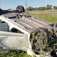 Un auto volcó tras chocar contra el guardarraíl en Campo San José