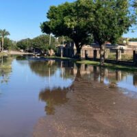Inusual desborde del tanque de agua dejó una calle inundada en el centro de Recreo