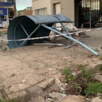 Un auto perdió el control y arrasó con una garita en Santa Fe