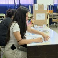 Cerraron los comicios y crece la expectativa por el inicio del conteo de votos