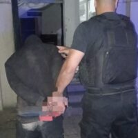 Aprehendieron a un joven tras forzar una vidriera y robar en un local de Laguna Paiva