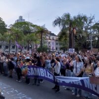 Movilización con antorchas por la ola de violencia hacia mujeres en Santa Fe
