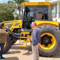 El municipio de Recreo recibió un nuevo tractor para el parque de maquinarias
