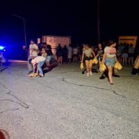 Caos y saqueo tras el vuelco de un camión con pollos congelados en Laguna Paiva