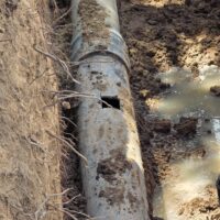 Reparan caño maestro de cloacas en Recreo