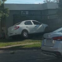 Impactante choque en Santa Fe dejó dos heridos y un auto dentro de una vivienda