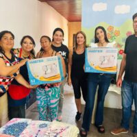 En Arroyo Aguiar autoridades comunales entregaron dos máquinas de coser y otros elementos