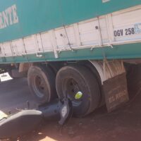 Fuerte choque entre un camión y una moto en el ingreso a una estación de servicio en el sur de Recreo