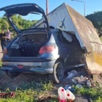 Un auto terminó incrustado en una garita en San Javier