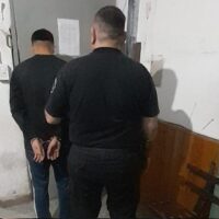 Recreo: Intentó robar una bici, ingresó a un auto que no era suyo y escapó saltando tapiales