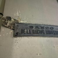 Detienen a un hombre cuando intentaba arrancar una placa de bronce del Banco Nación