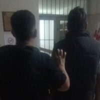 Detienen a un delincuente que escapaba de la escuela 31 con un mueble al hombro