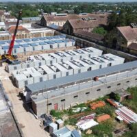 El Gobierno Provincial continúa con la construcción de 4 pabellones de aislamiento en la Cárcel de Coronda: ya montó 66 nuevas celdas